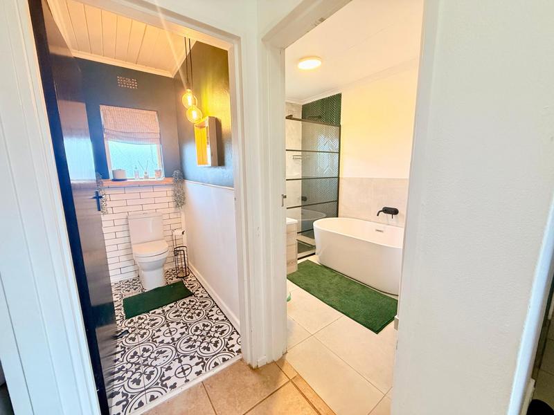 5 Bedroom Property for Sale in Sandbaai Western Cape